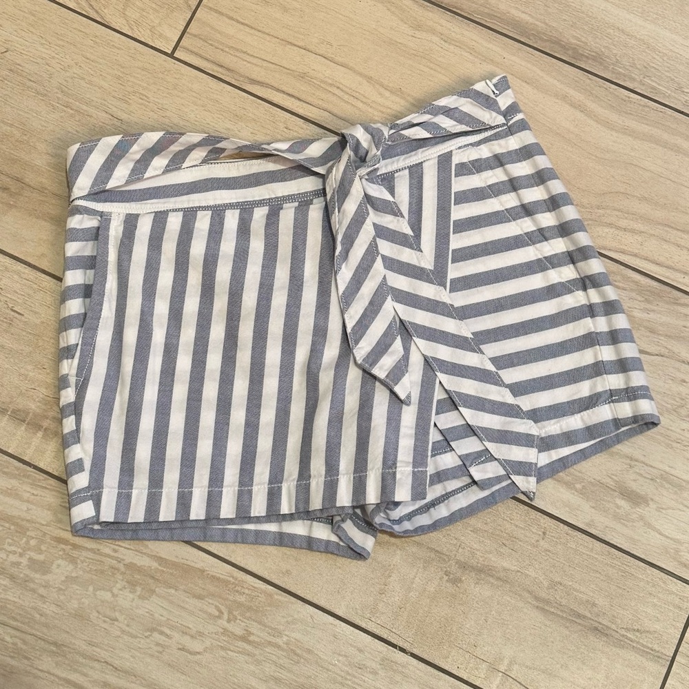 VINEYARD VINES Blue and White Striped Skort